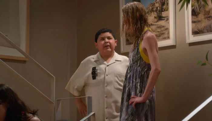 『モダン・ファミリー』で、マニーがパーティー会場を巡回