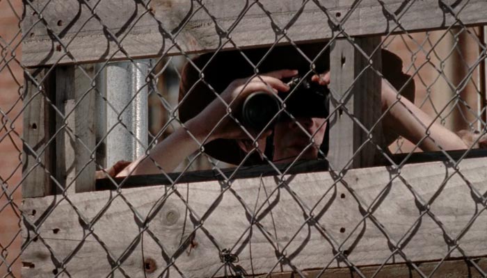 『ウォーキング・デッド』で、カールがフェンスの外のゾンビに気付き周囲にpsstで知らせる