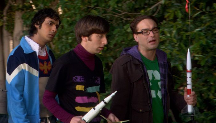 『ビッグバン★セオリー』で、公園でロケットを飛ばして遊ぶいつもの4人組