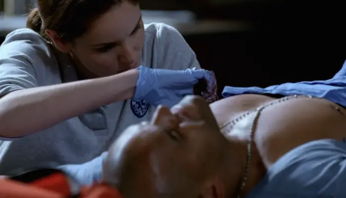 『プリズン・ブレイク』で、スークレを手術するサラ