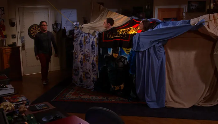 『ビッグバン★セオリー』で、要塞を作るシェルドンとレナード