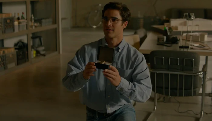 『アメリカン・クライム・ストーリー』で、デイビッドにプロポーズするアンドリュー