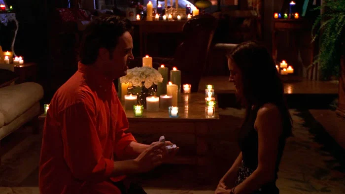 『フレンズ』で、キャンドルの前でモニカにプロポーズするチャンドラー