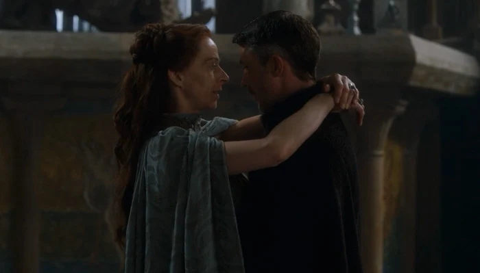 『ゲーム・オブ・スローンズ』で、リトルフィンガーに今晩結婚式を挙げることを提案するライサ