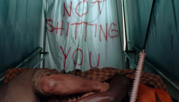 『ウォーキング・デッド』で、階段を登るリックとミショーン