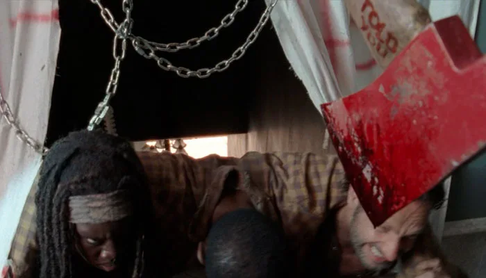 『ウォーキング・デッド』で、ミショーンを狙う斧