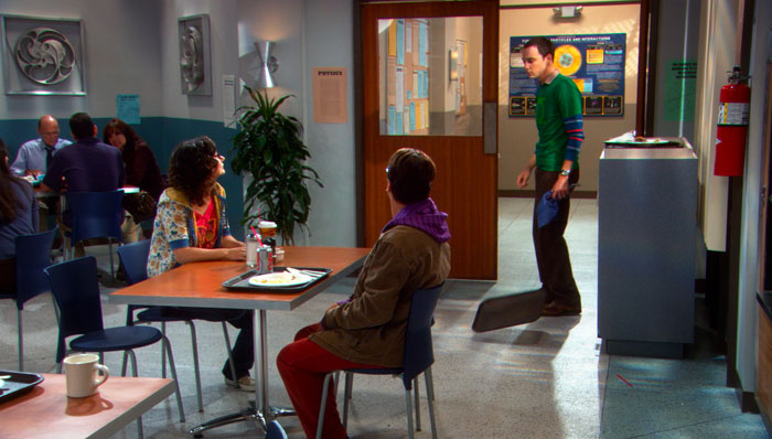 『ビッグバン★セオリー』で、学食から立ち去る際お盆を落としてしまうシェルドン