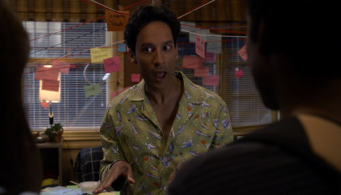 『コミ・カレ!!』で、アベットはニコラス・ケイジの陰謀論にハマる