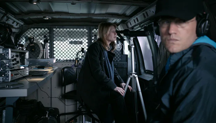 『HOMELAND』で、キャリーは張り込み