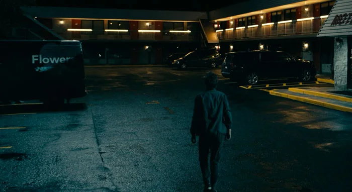 『ザ・ボーイズ』で、黒塗りの花屋のトラックが止まっている