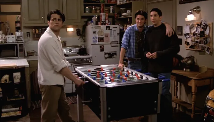 『フレンズ』で、チャンドラーとジョーイとロスはフーズボールで遊ぶ