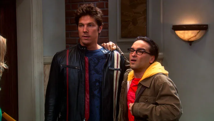 『ビッグバン★セオリー』で、レナードとイケメンの物理学者が仲良くなりブロマンスとハワードに呼ばれる