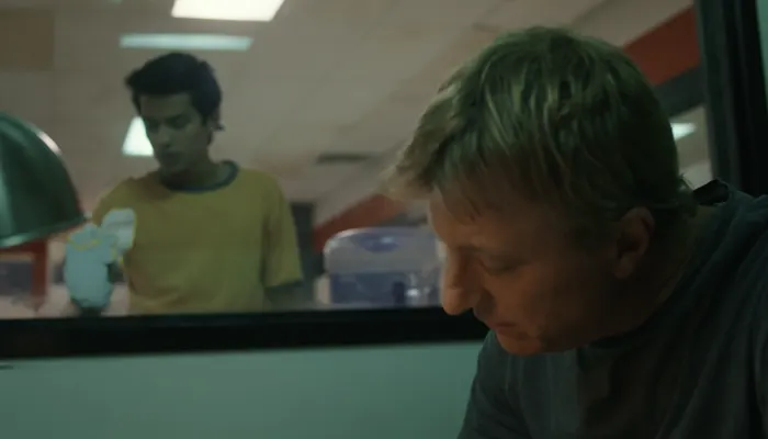 『コブラ会』で、ジョニーはミゲルに道場の掃除をさせる