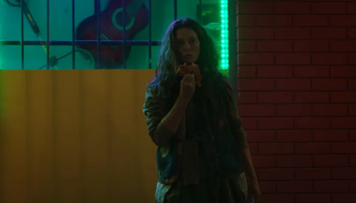 『コブラ会』で、ジョニーのピザをホームレスが食べる