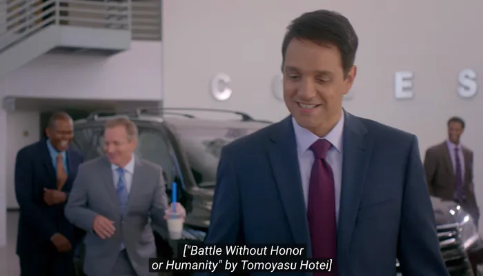 『コブラ会』で、ライバルカーディーラー会社社長のボバ茶を蹴り飛ばす