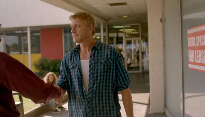 『コブラ会』で、ジョニーは道場の契約を結ぶ