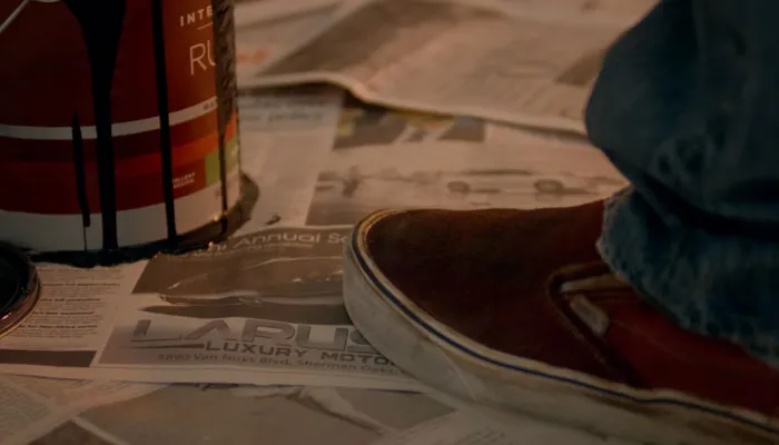 『コブラ会』で、ジョニーが踏む新聞広告にラルーソ・オート