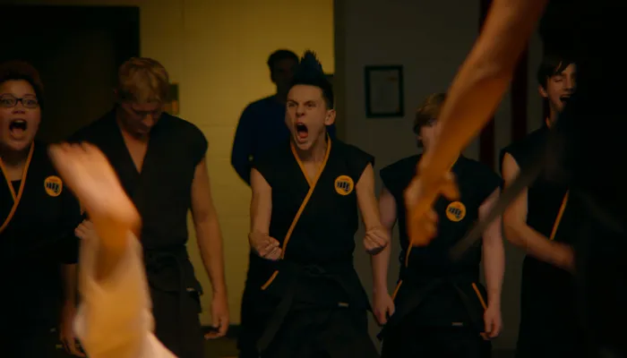 『コブラ会』で、ホークはミゲルが勝ってガッツポーズ