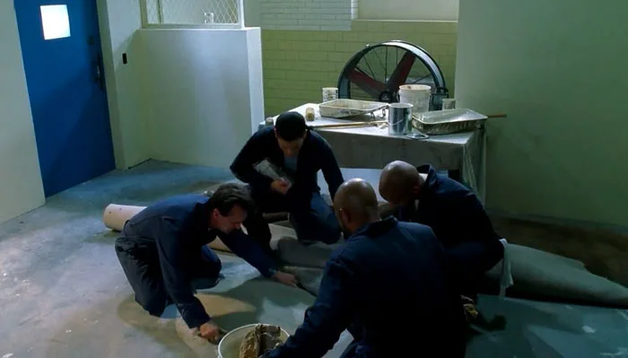 『プリズン・ブレイク』で、マイケルたちは脱獄のための穴を掘ってると、巡回がやってくる