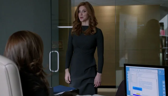 『SUITS/スーツ』で、レイチェルとダナは会社を抜け出しハッピーアワーに行く