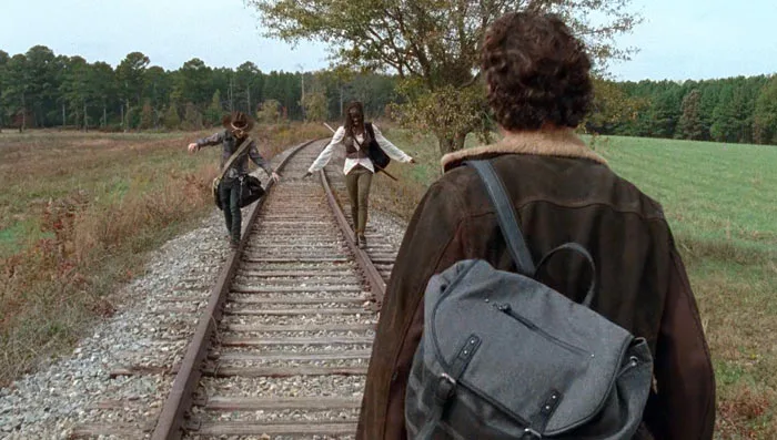 『ウォーキング・デッド』で、ミショーンとカールがレールの上をどちらが長く歩けるか賭けをする