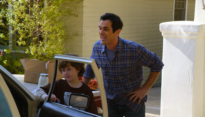 『モダン・ファミリー』で、フィルは車の買い手が現れて、妻に向かって「In your face」です