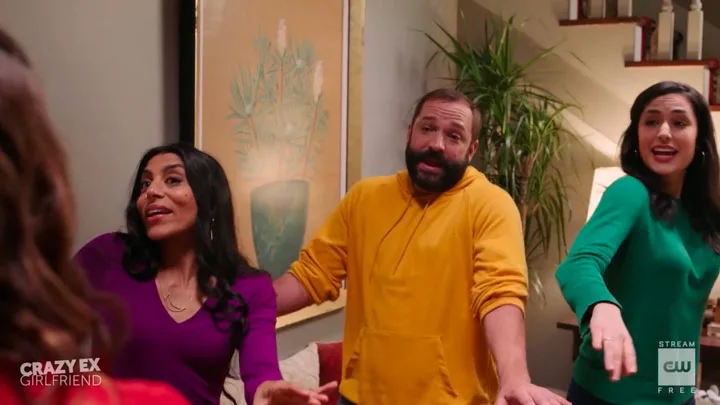 『クレイジー・エックス・ガールフレンド』で、緑色の服を来た女性ダンサー