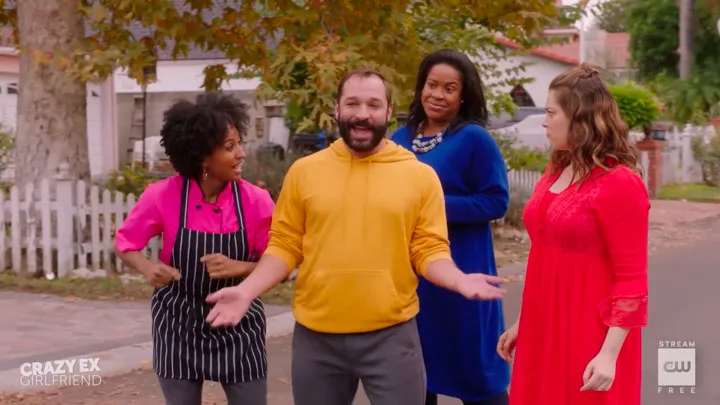 『クレイジー・エックス・ガールフレンド』で、ピンク色の服を来た女性ダンサー