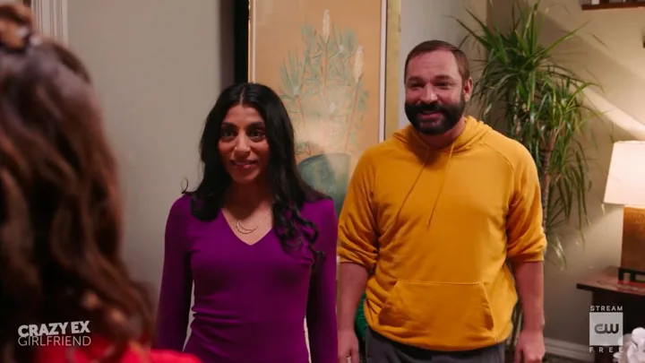 『クレイジー・エックス・ガールフレンド』で、黄色の服を来た男性ダンサー