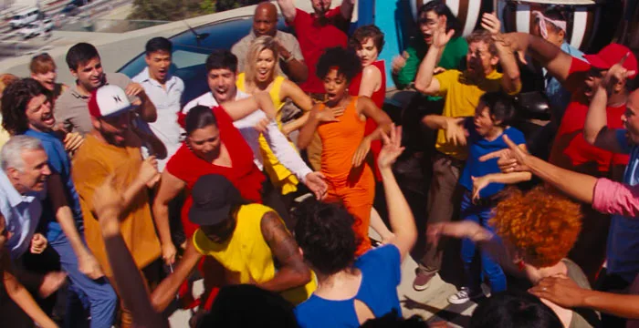 『ラ・ラ・ランド』で、オレンジ色の服を着た女性ダンサー