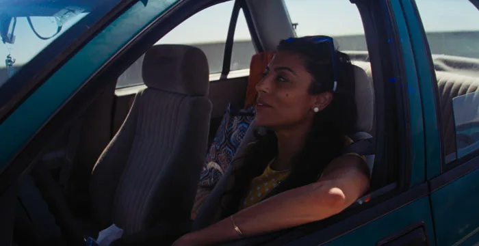 『ラ・ラ・ランド』で、最初に歌い出す黄色い服を着た女性ダンサー