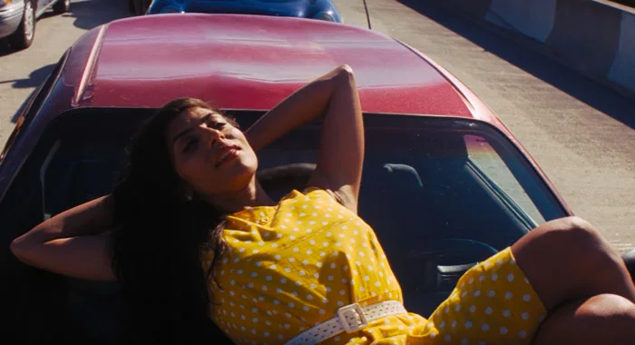 『ラ・ラ・ランド』で、車に寝そべって歌う黄色い服を着た女性ダンサー