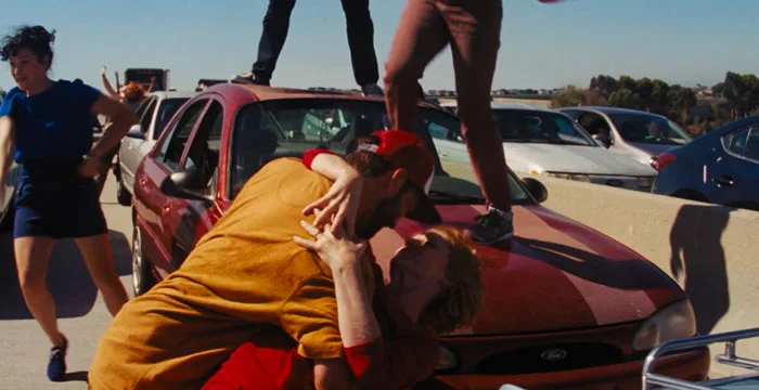 『ラ・ラ・ランド』で、抱き合って歌う黄色い服を着た男性ダンサー