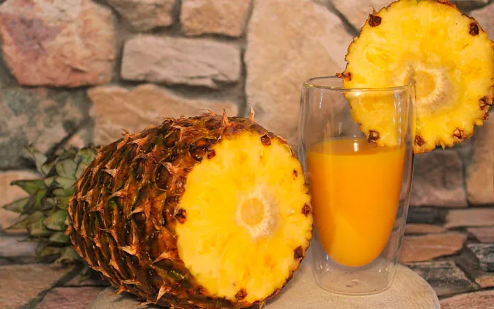 パイナップルの輪切りと、パイナップルジュース