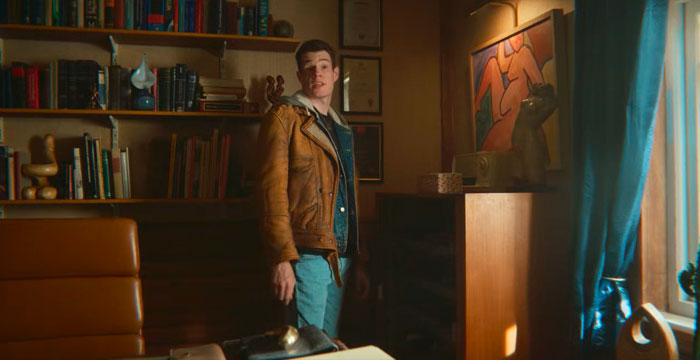 『セックス・エデュケーション』で、性カウンセラーの部屋に入って、世界の性具に驚く級友