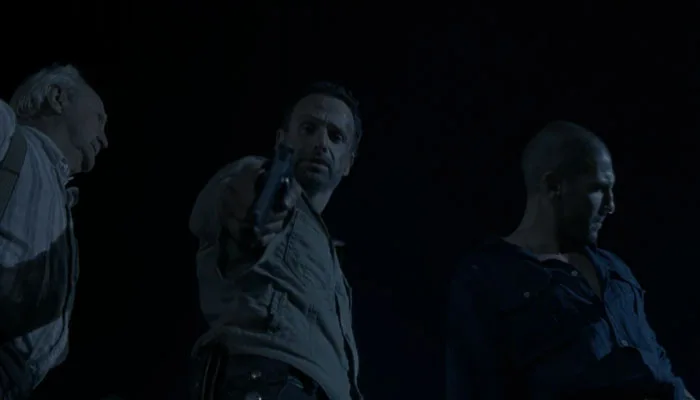 『ウォーキング・デッド』で、リックはデイルに銃を構える