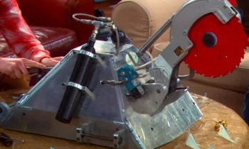 『ビッグバン★セオリー』で、キラーロボット「モンティ」を開発する４人組