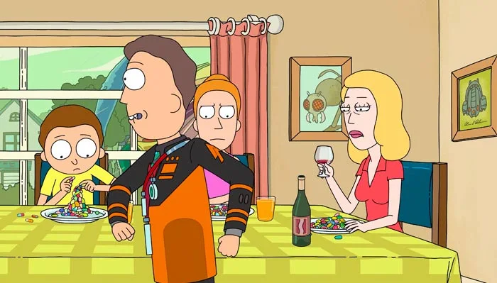 『リック・アンド・モーティ』で、ダイニングルームで食事する家族と、宇宙人の仕事に出かけるジェリー