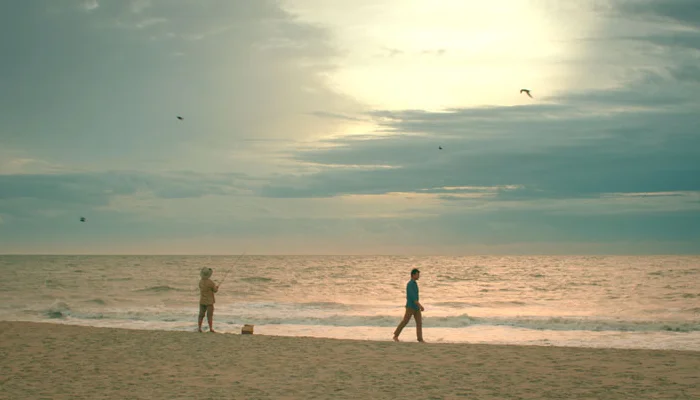 『コブラ会』で、海で魚を釣るおじさんとダニエルの会話