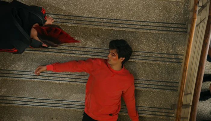 『コブラ会』で、倒れたミゲルをホークが見下ろす