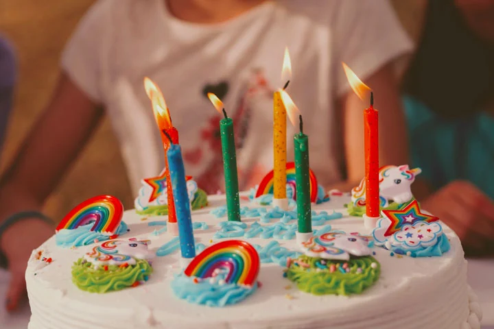 誕生日ケーキに虹と一角獣（ユニコーン）