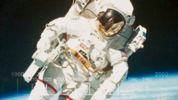 『ビッグバン★セオリー』のオープニングで、人類の宇宙遊泳