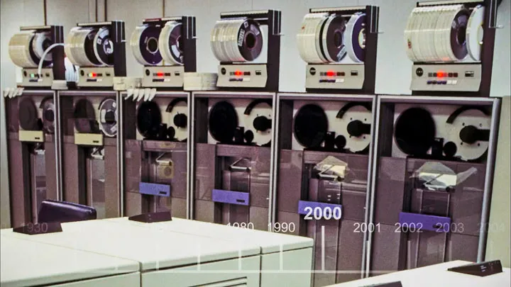 『ビッグバン★セオリー』のオープニングで、メインフレーム（IBM 3420）