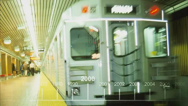 『ビッグバン★セオリー』のオープニングで、地下鉄で通勤