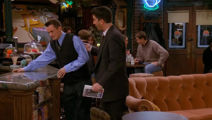 『フレンズ』で、チャンドラーを心配するロス