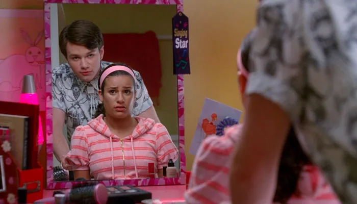 『glee/グリー』でレイチェルを元気づけるカート