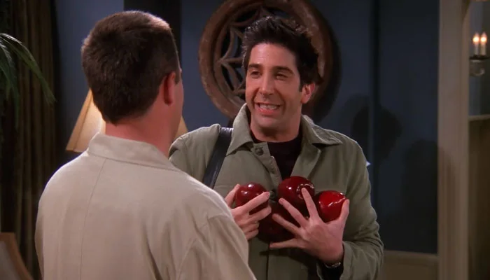 『フレンズ』で、ロスは損を取り戻そうとホテルの備品やりんごを盗む