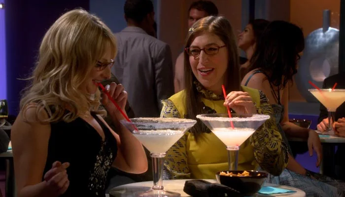 『ビッグバン★セオリー』で、エイミーとバーナデットはペニーなしでバーで飲む