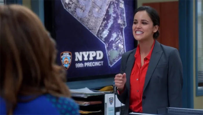 『ブルックリン・ナイン-ナイン』で、ガッツポーズするエイミーを茶化すジーナ