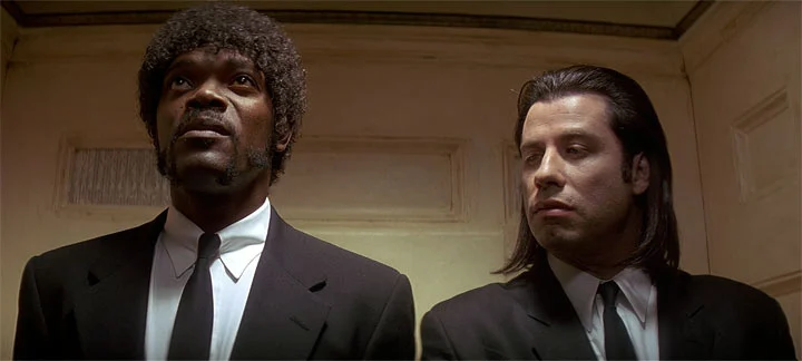 『パルプ・フィクション』で、テレビ番組のパイロットについて話すギャング二人